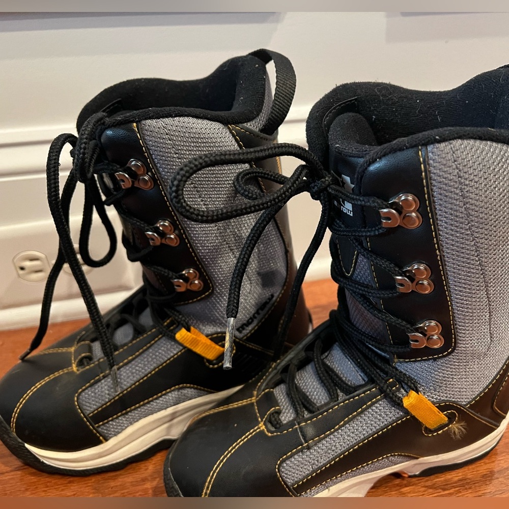 Morrow Slick snowboard boots size 3 big kids